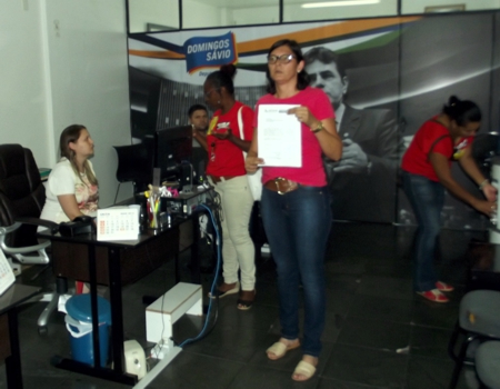 Servidores Públicos de Divinópolis, EM GREVE, protestam no escritório do deputado tucano DOMINGOS SÁVIO Imagens Divinews